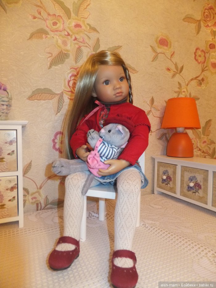 Луиза 10-го года, на стуле