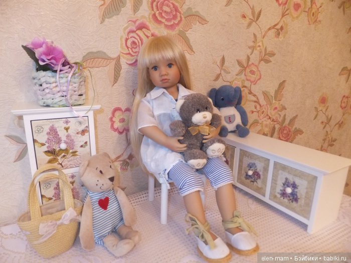 На стуле, с мишкой 2