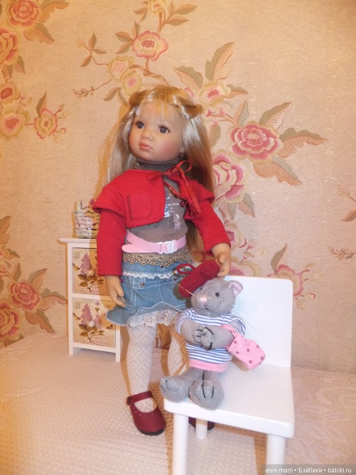 Луиза 9-го года, около стула