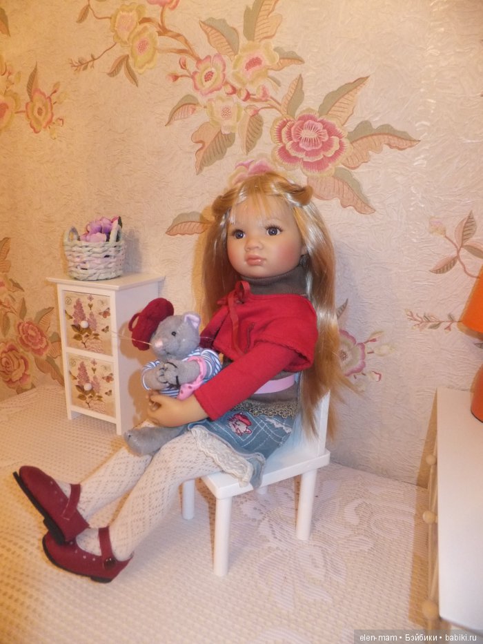 Луиза 9-го года, на стульчике