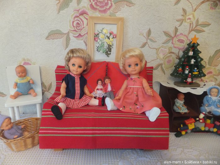 Девочки на диване