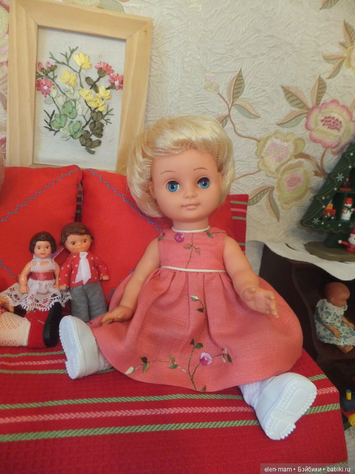 Нелля на диване 2