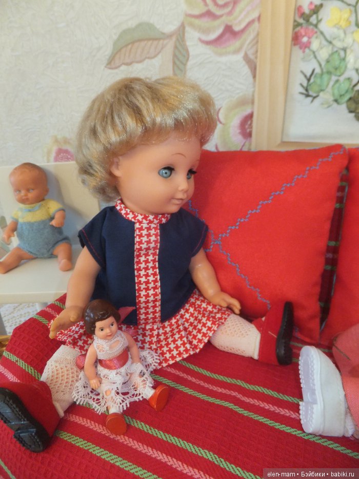 Юлька на диване