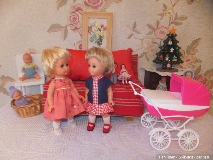 Девочки, коляска