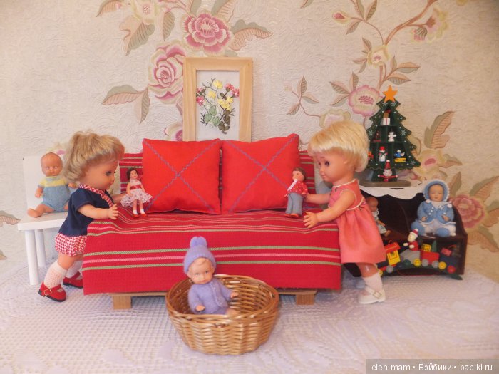 Девочки играют