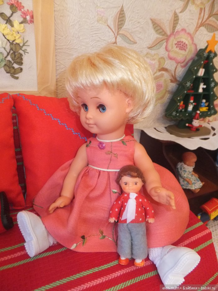 Нелля на диване