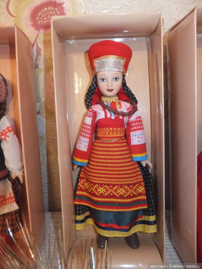 Одна кукла, красный кокошник Одна кукла, красный кокошник