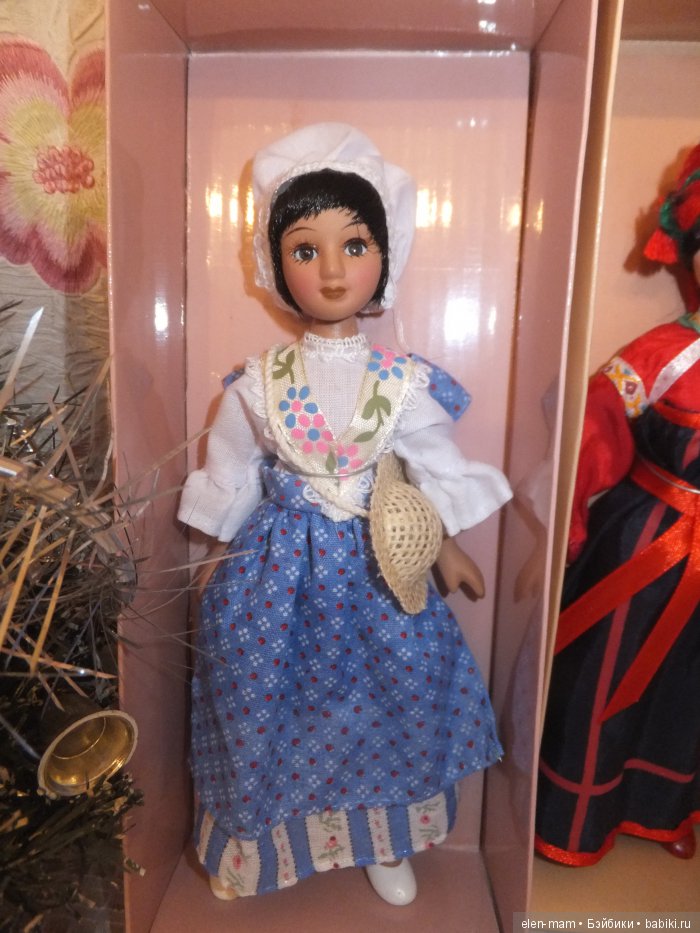 Голубая юбка, шляпка в руках Голубая юбка, шляпка в руках