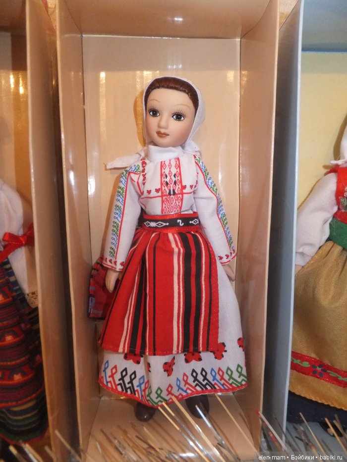В белом, полосатый передник В белом, полосатый передник