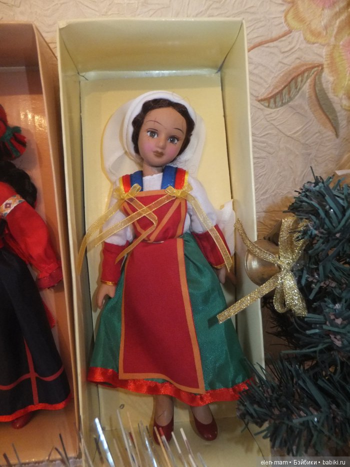 Зелёная юбка, красный передник, головка вбок Зелёная юбка, красный передник, головка вбок