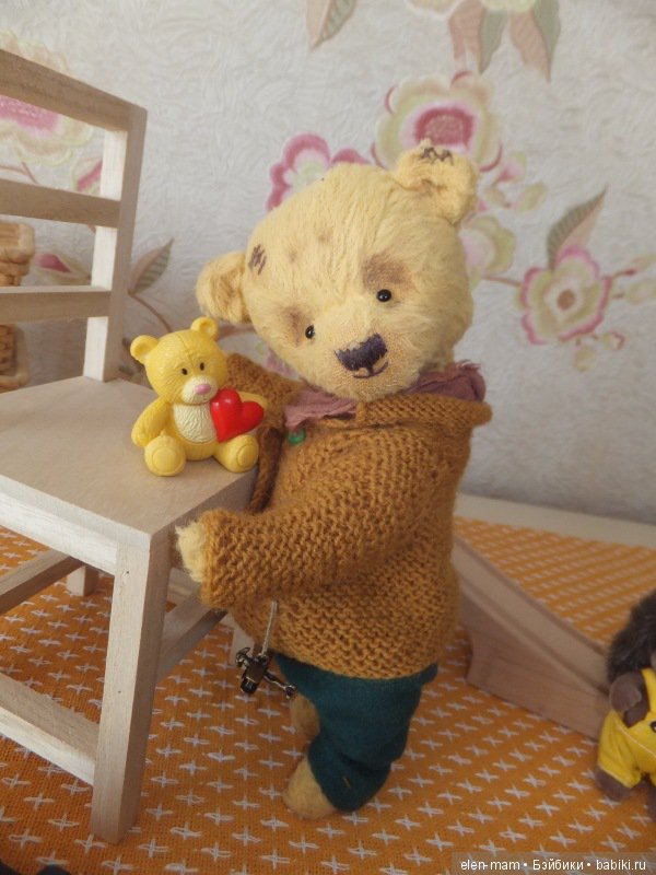 Играет с мишкой 2 Играет с мишкой 2