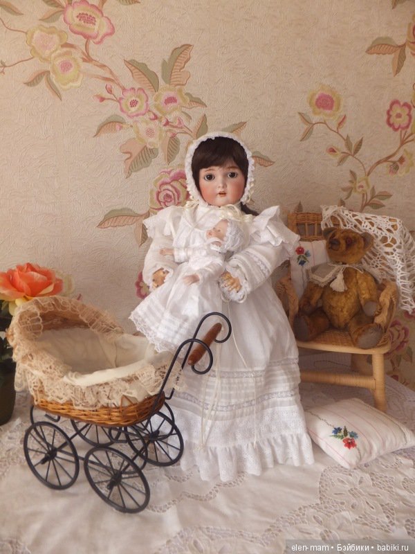 кукла в руках