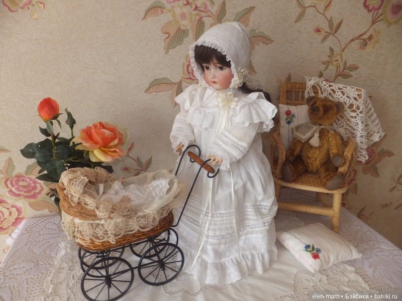 Коляска и кукла