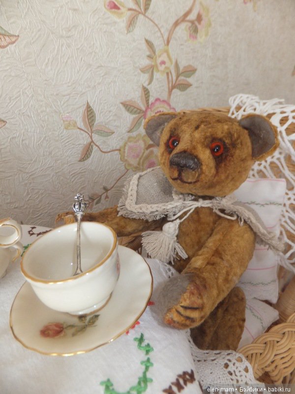 Тихон за чаепитием