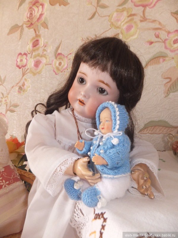 Обнимает куклу 2