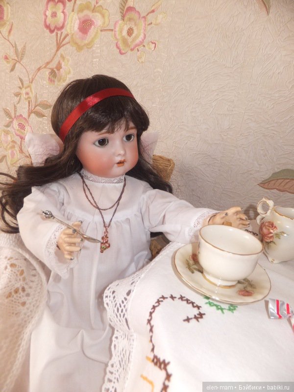 Варя за чаепитием