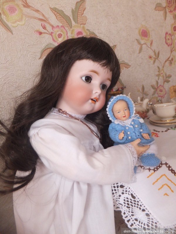 Обнимает куклу 3