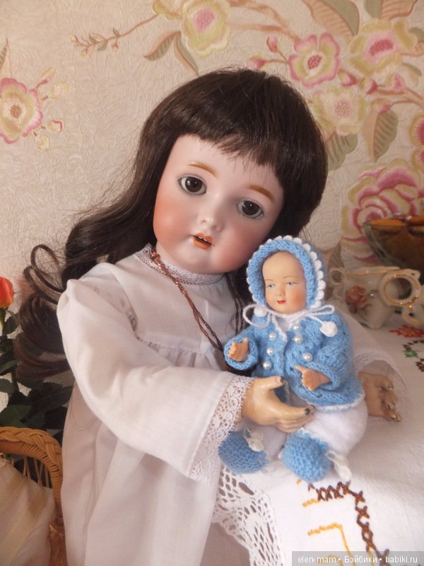 Обнимает куклу 5