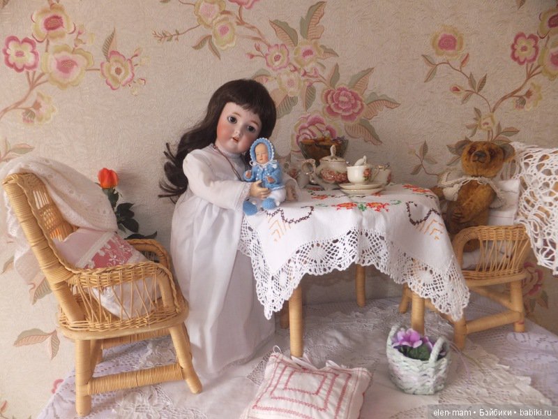 Обнимает куклу 4