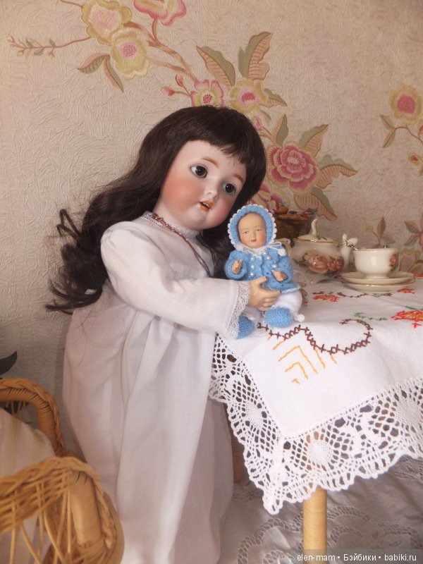 Обнимает куклу