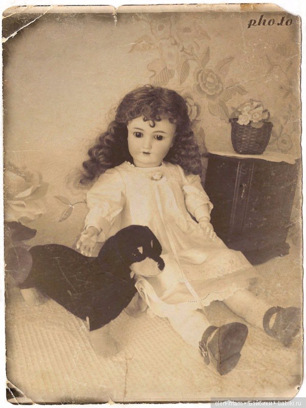 Сидя на полу, с таксой