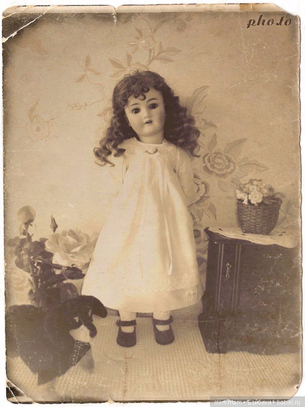 Фото, кремовое платье, стоит