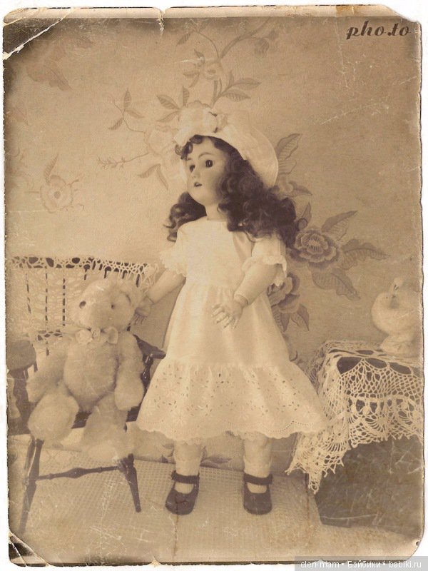 Фото, белое платье, Вера смотрит в окно