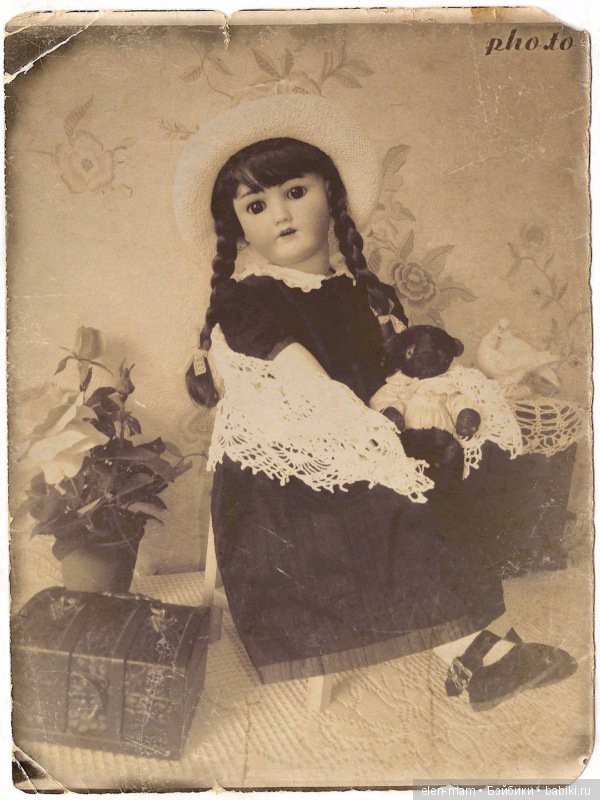 Фото, чёрное платье, шляпка, сидит на стуле