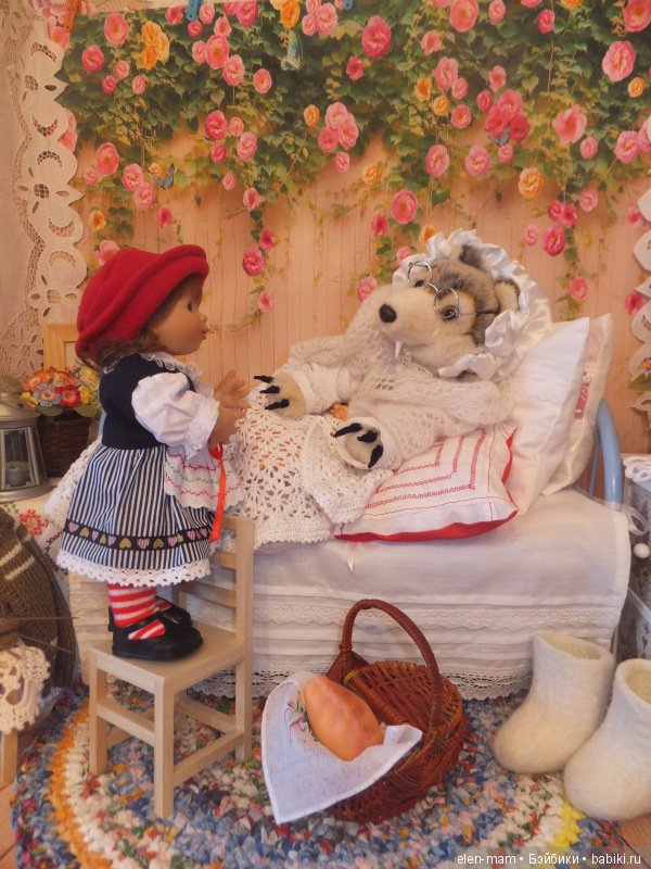 На стульчике, стоит