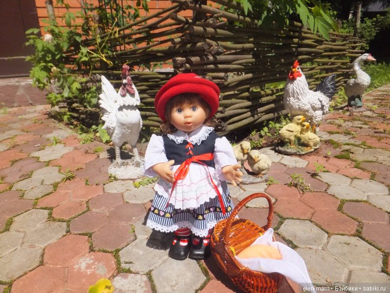 Возле домика)