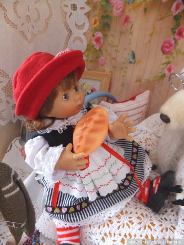 Села на кровать...