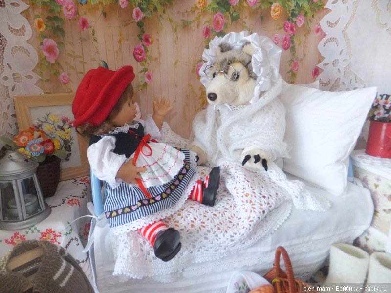 Села на кровать