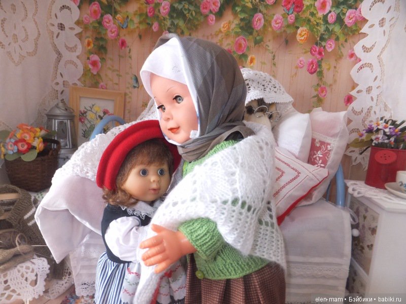 Бабушка обнимает