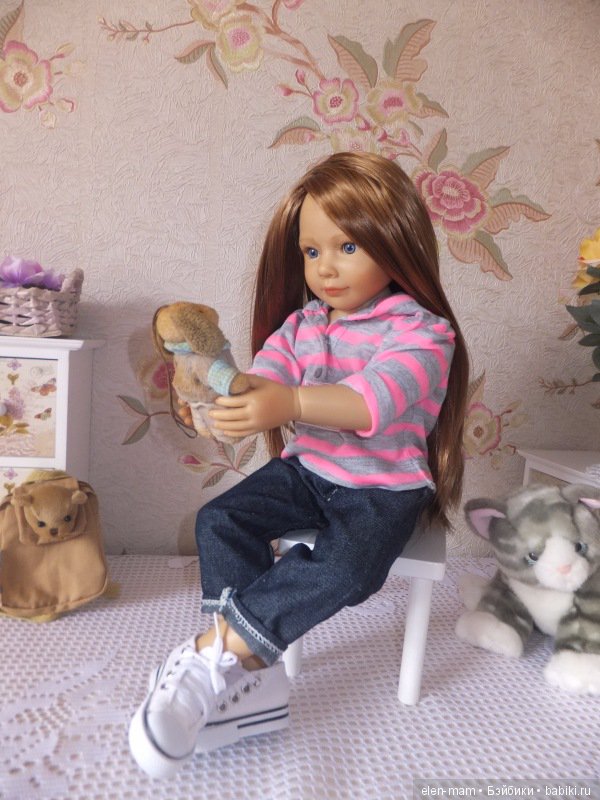 С игрушкой 5