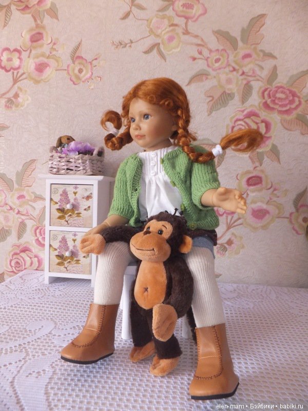 Сидит с обезьянкой