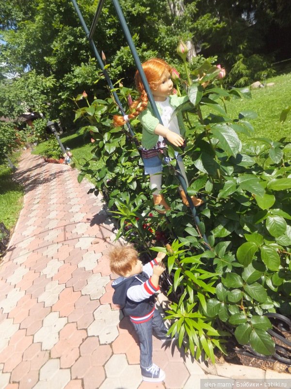 Филипп за ней