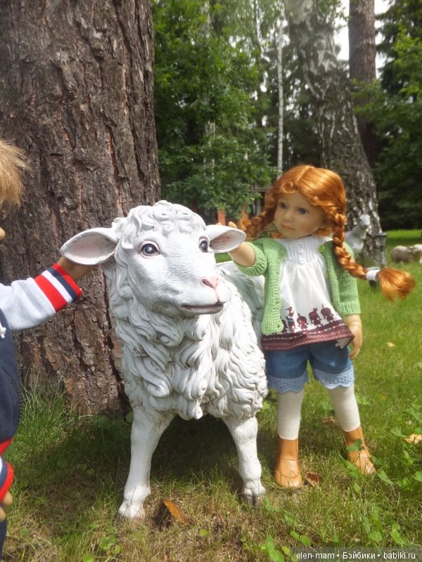 Юлика гладит овцу