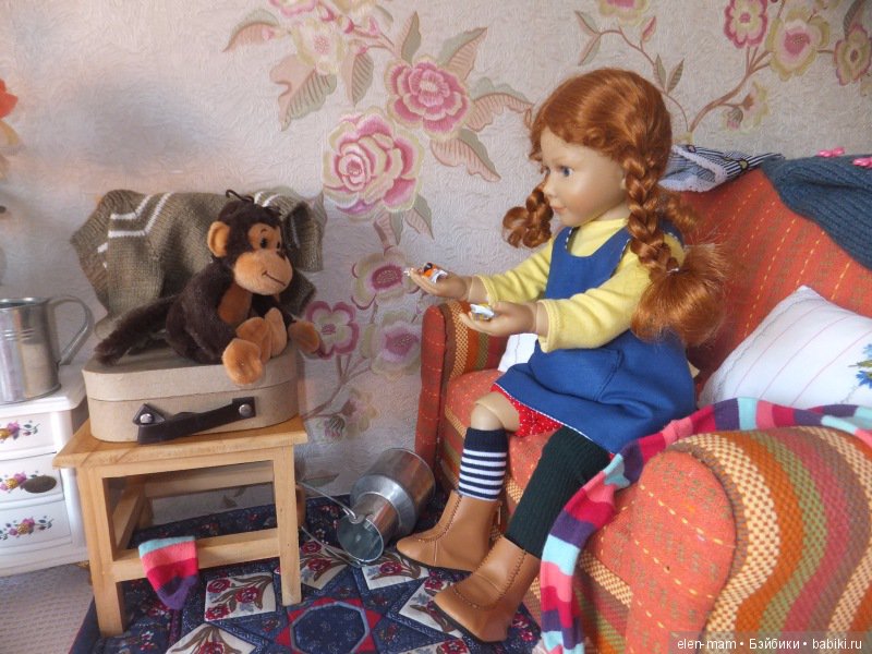 Достала конфеты из кармана