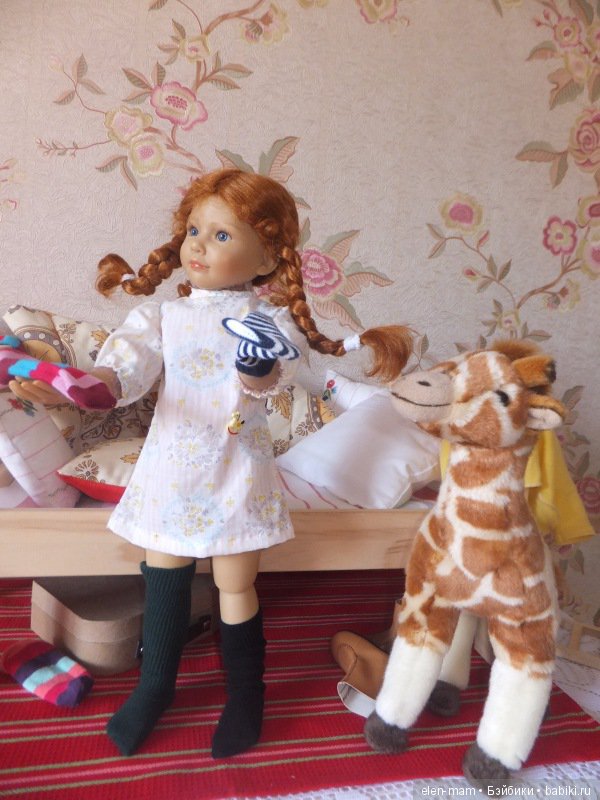 С чулками в руках