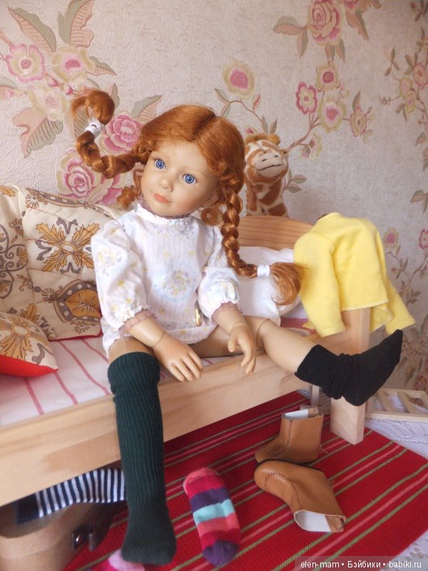 Сидит на кровати