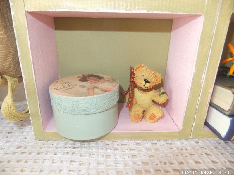 Низ стеллажа, шкатулка, мишка