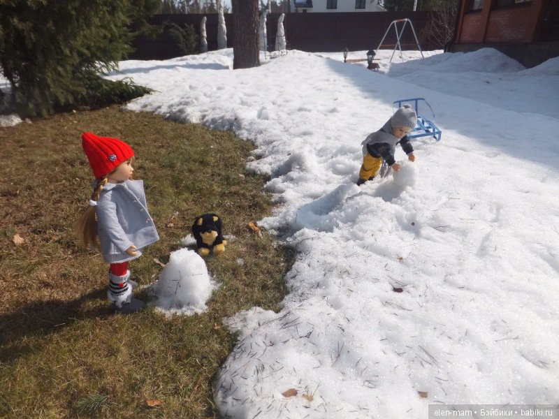 Лепят снеговика