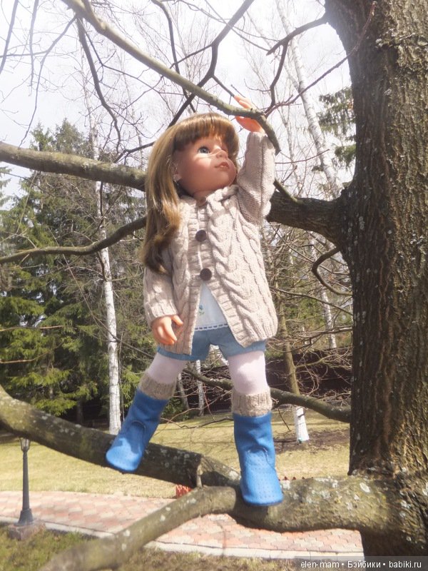 Настенька, на дереве