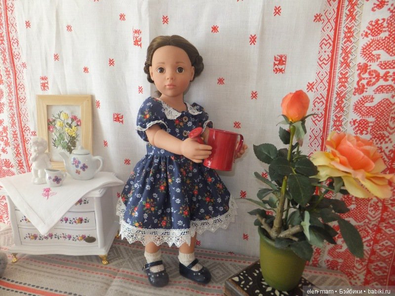 Кира поливает цветы