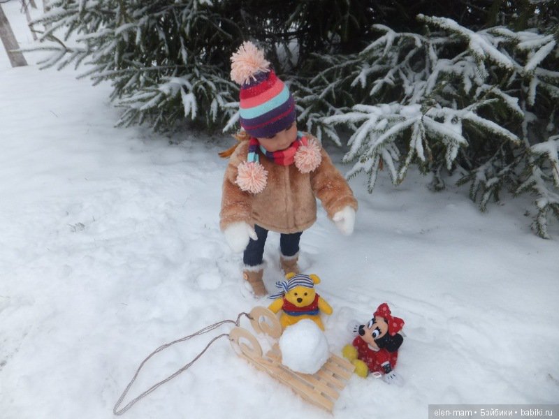 Алёнка на зимней прогулке