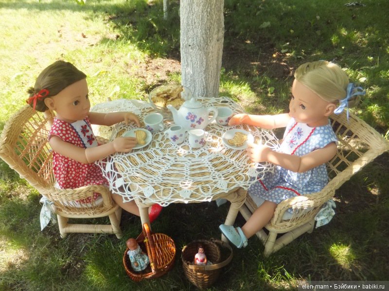 Кира и Нюра в саду, чаепитие