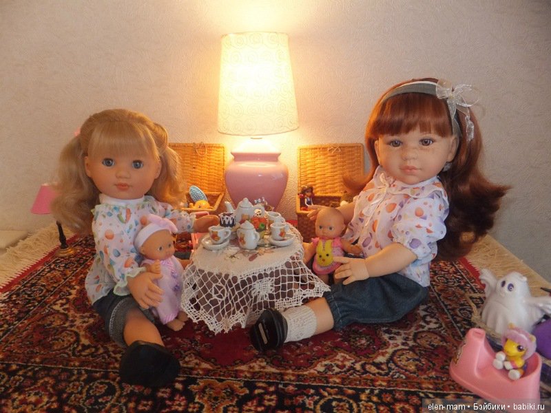 Мариэль и Андреа играют