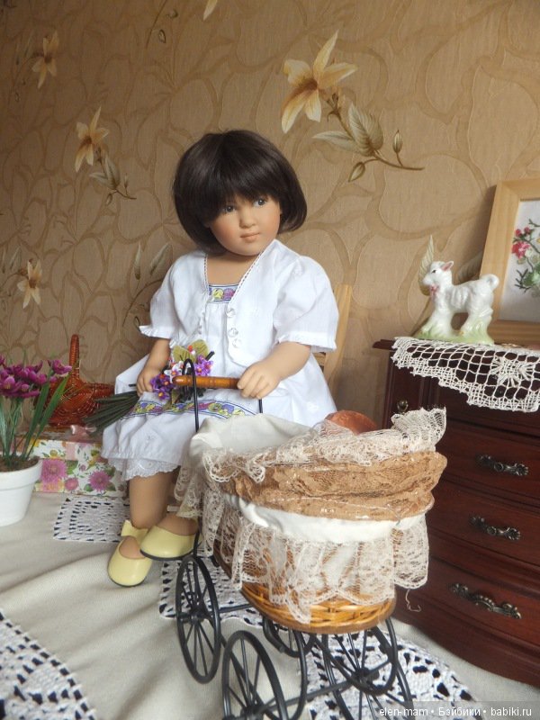 Кукла Эш с коляской