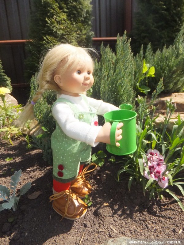 Маруся поливает цветы