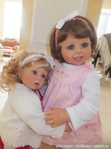 Мия и Ивушка обнимаются